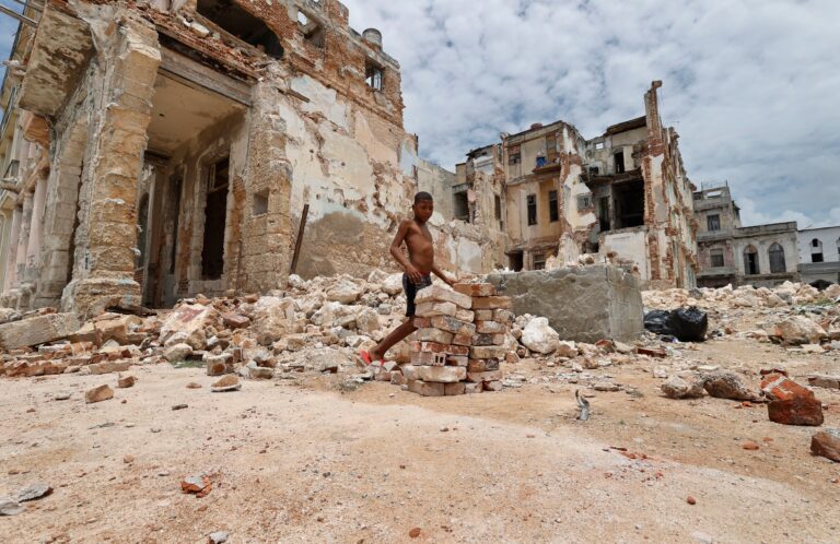 Cuba busca oxígeno en reformas tardías que la población recibe con escepticismo