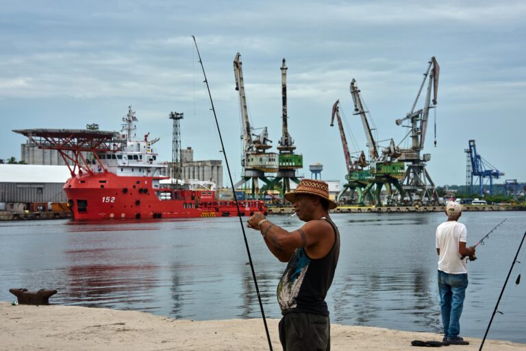 Cuba ensaya su enésima apertura económica al borde del abismo