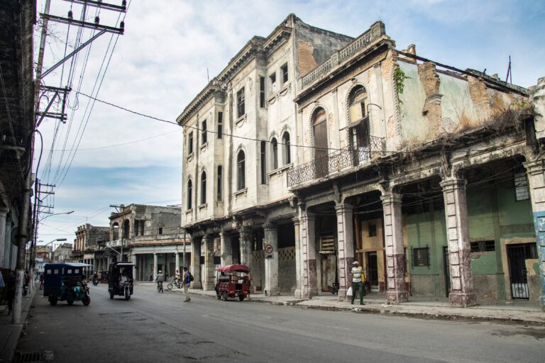 Cuba se abre al capitalismo y aprueba su mayor reforma en décadas: banca privada, mercado cambiario y fin de los subsidios