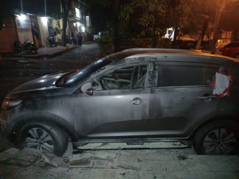 Desconocidos intentan incendiar automóvil de La Vaca frente a comisaría en Asunción