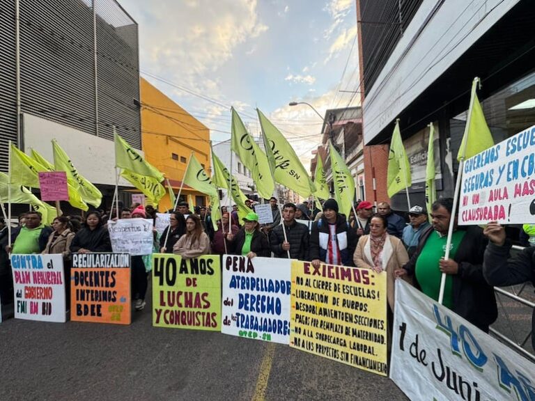 Docentes de OTEP-SN demandan cambios educativos en protesta ante el MEC