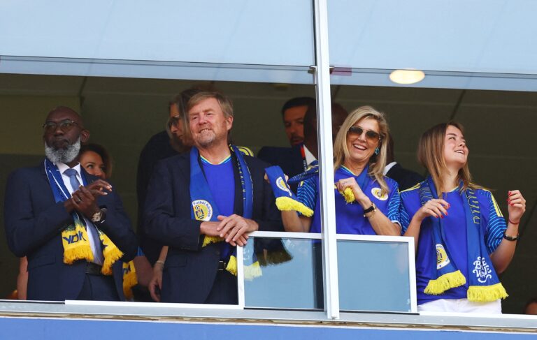 Dos partidos en un día: Guillermo y Máxima celebran de naranja con Holanda y de azul con Curazao