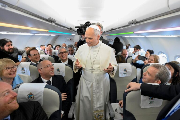 El Papa dice a su llegada a España que la pedofilia “es una llaga aún abierta” y seguirá luchando contra ella