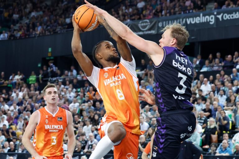 El Valencia se olvida del susto del miércoles, mata con autoridad al Bilbao y ya está en semifinales de la ACB