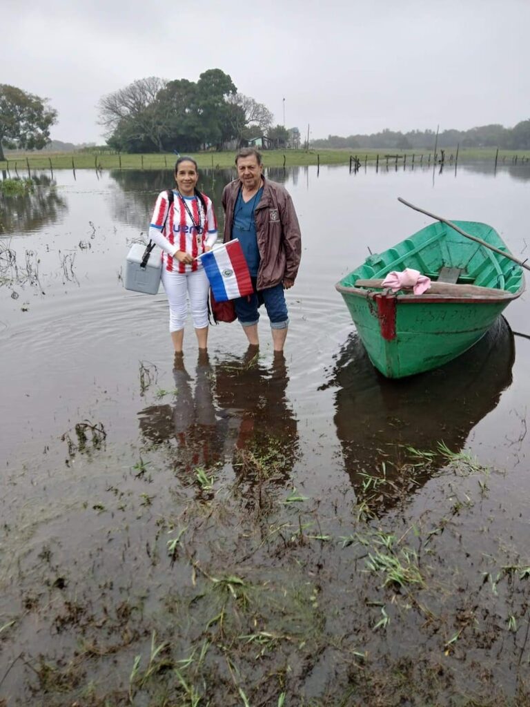 Equipo de salud de Ñeembucú lucha contra el aislamiento rural en canoa