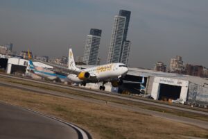 Flybondi: la primera aerolínea de bajo costo de Argentina está al borde del colapso