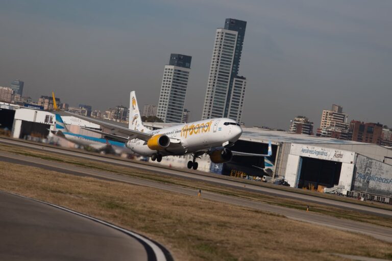Flybondi: la primera aerolínea de bajo costo de Argentina está al borde del colapso