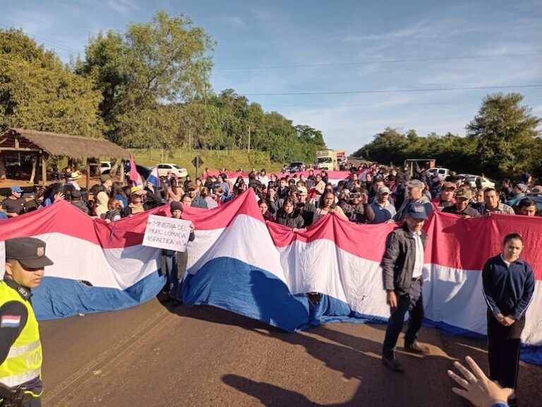 Habitantes de Colonia 14 de Mayo exigen seguridad vial en Ruta PY08