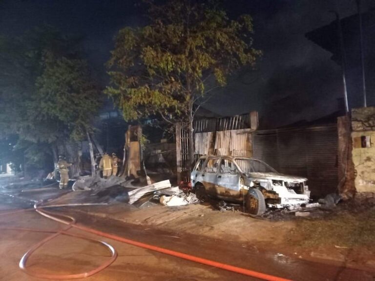 Incendio devasta planta de plástico en Capiatá y moviliza a bomberos