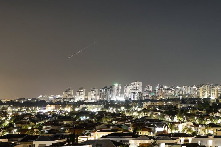 Irán dispara varios misiles contra Israel por primera vez desde el alto el fuego, después de que Netanyahu bombardeara los suburbios de Beirut