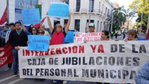 Jubilados paraguayos exigen intervención urgente ante crisis en Caja Municipal