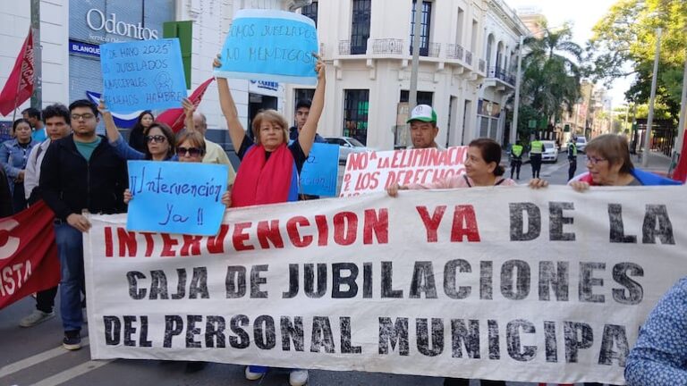 Jubilados paraguayos exigen intervención urgente ante crisis en Caja Municipal