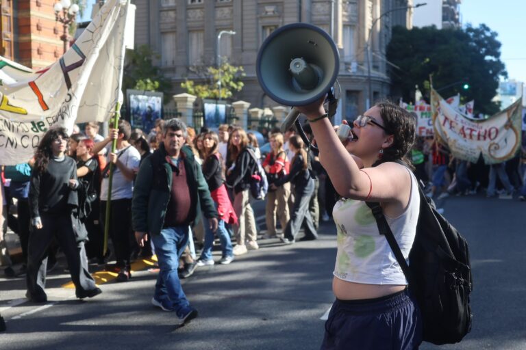 La eliminación de las becas universitarias en Argentina: “Antes podía comprar libros, ahora ni siquiera puedo pensar en ello”
