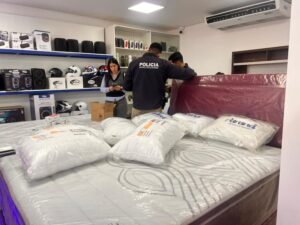 Ladrón ingresa a tienda en San Lorenzo y roba celulares sin armas