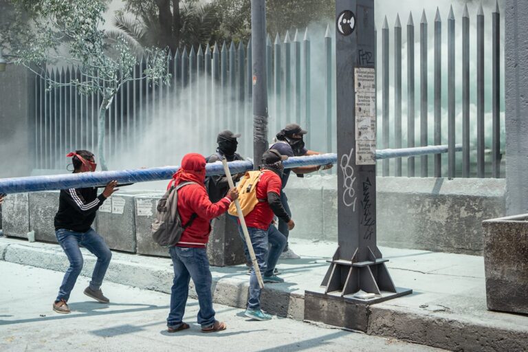 Las protestas de docentes y colectivos acorralan al Gobierno a las puertas del Mundial