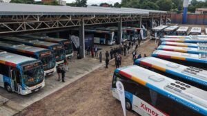 MOPC incorpora 20 nuevos buses a línea 44 mientras usuarios enfrentan largas esperas