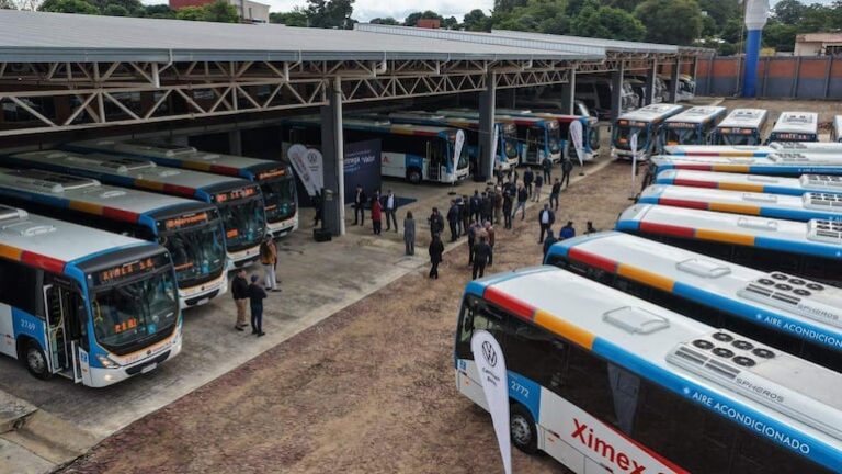 MOPC incorpora 20 nuevos buses a línea 44 mientras usuarios enfrentan largas esperas