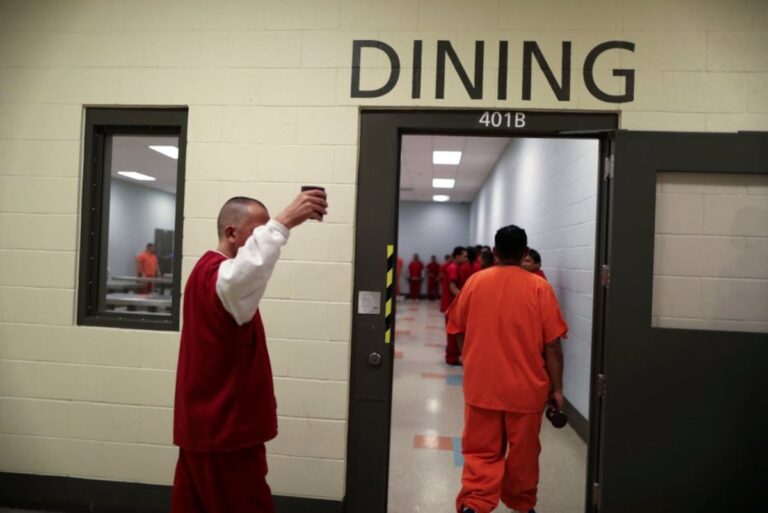 Migrantes a merced de paisas, sureños o norteños: los detenidos por ICE obligados a convivir con pandilleros