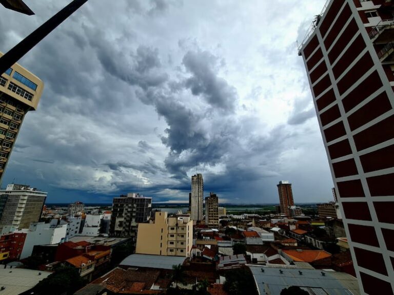Paraguay enfrenta alerta por tormentas severas en seis departamentos y Asunción