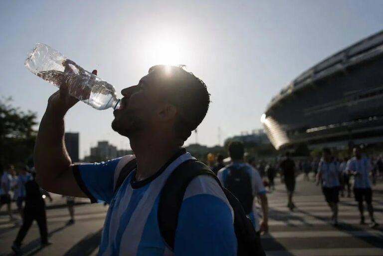 FIFA revierte su decisión y permitirá a los aficionados entrar botellas de agua en los estadios – Fútbol
