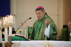 Mons. Valenzuela denuncia la falsificación de títulos, el delito de robo, la pobreza y la «mafia de los pagarés».