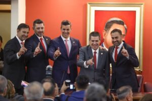 Santiago Peña presenta logros y defiende su gestión ante la ANR en Asunción