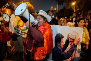 Un mes de especulaciones, sospechas y dudas: el efecto de la demora en conocer los resultados de las elecciones presidenciales en Perú