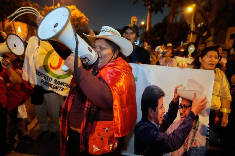 Un mes de especulaciones, sospechas y dudas: el efecto de la demora en conocer los resultados de las elecciones presidenciales en Perú