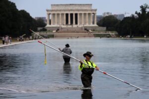 “Vándalos” y amenazas de hasta 10 años de prisión: Trump desvía la culpa por el fracaso del estanque reflectante del Monumento a Lincoln