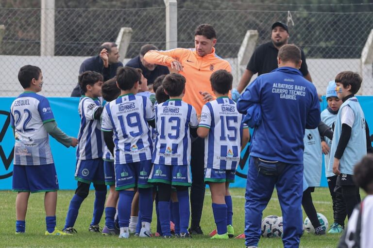 La selección uruguaya se despide acompañada por cientos de niños – Copa del Mundo