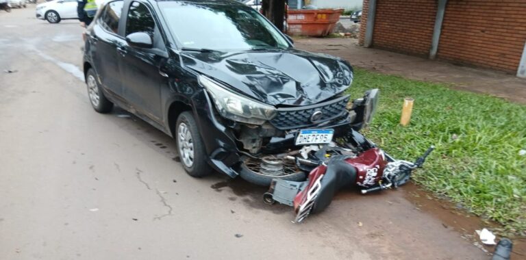 Motociclista choca auto en Pedro Juan Caballero y se escapa.