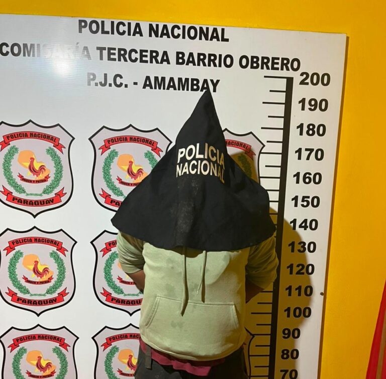 Hombre ebrio cae pidiendo limosna con su hijo pequeño presente.