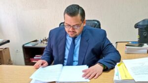 Desestiman solicitud para anular cargos a jueza por certificado falso.
