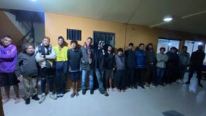Policía arresta 18 personas tras celebraciones del partido Albirroja en Asunción.