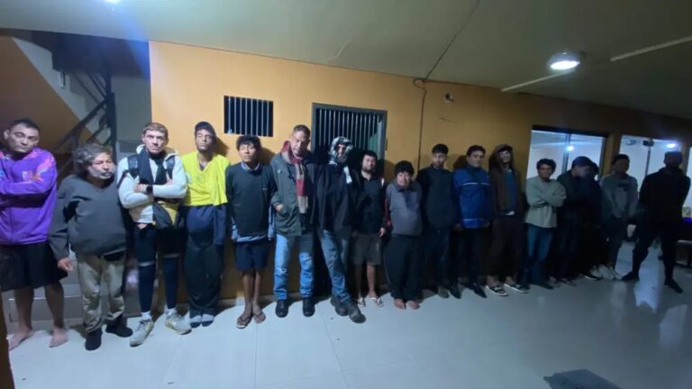 Policía arresta 18 personas tras celebraciones del partido Albirroja en Asunción.