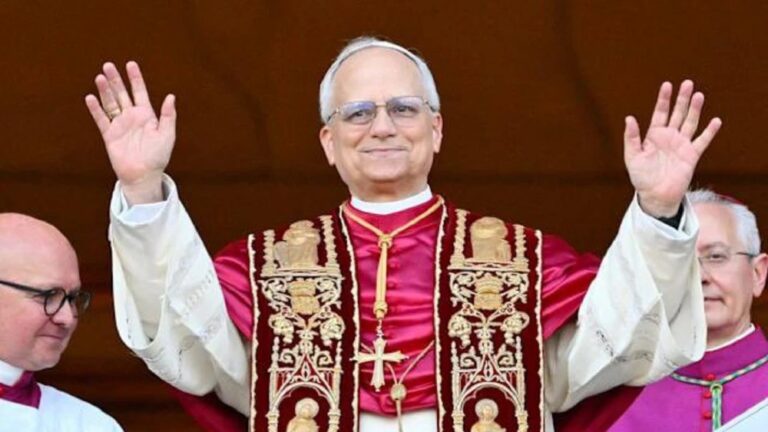 El Papa aconseja a jóvenes sobre adicción a teléfonos móviles.
