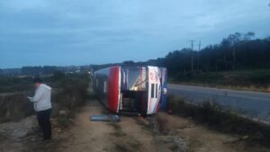 Bus con 40 estudiantes vuelca en Caaguazú sin heridos.