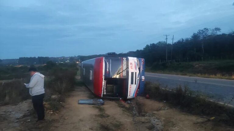 Bus con 40 estudiantes vuelca en Caaguazú sin heridos.