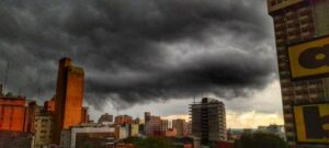 Asunción experimenta cambios climáticos con lluvias y descenso de temperaturas