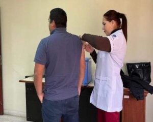 Brigadas de vacunación del IPS llegan a empresas en Paraguay por influenza