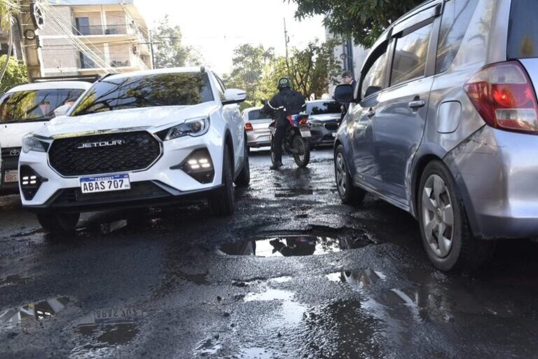 Caos vial en San Cristóbal, Asunción, por baches y caños rotos