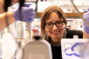 Científicos estadounidenses dicen haber creado una “célula sintética” capaz de replicarse y evolucionar