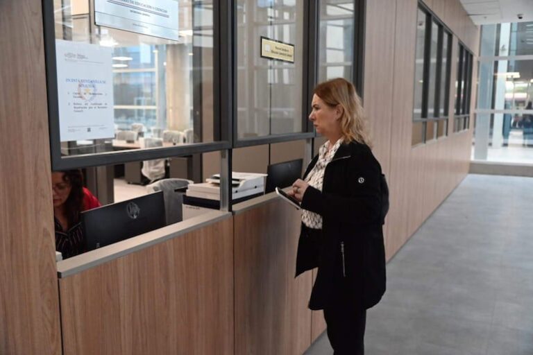 Comitiva del Ministerio Público investiga títulos falsos en oficinas del MEC