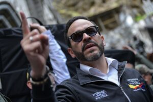 De la Espriella inicia los recortes con las entidades de paz