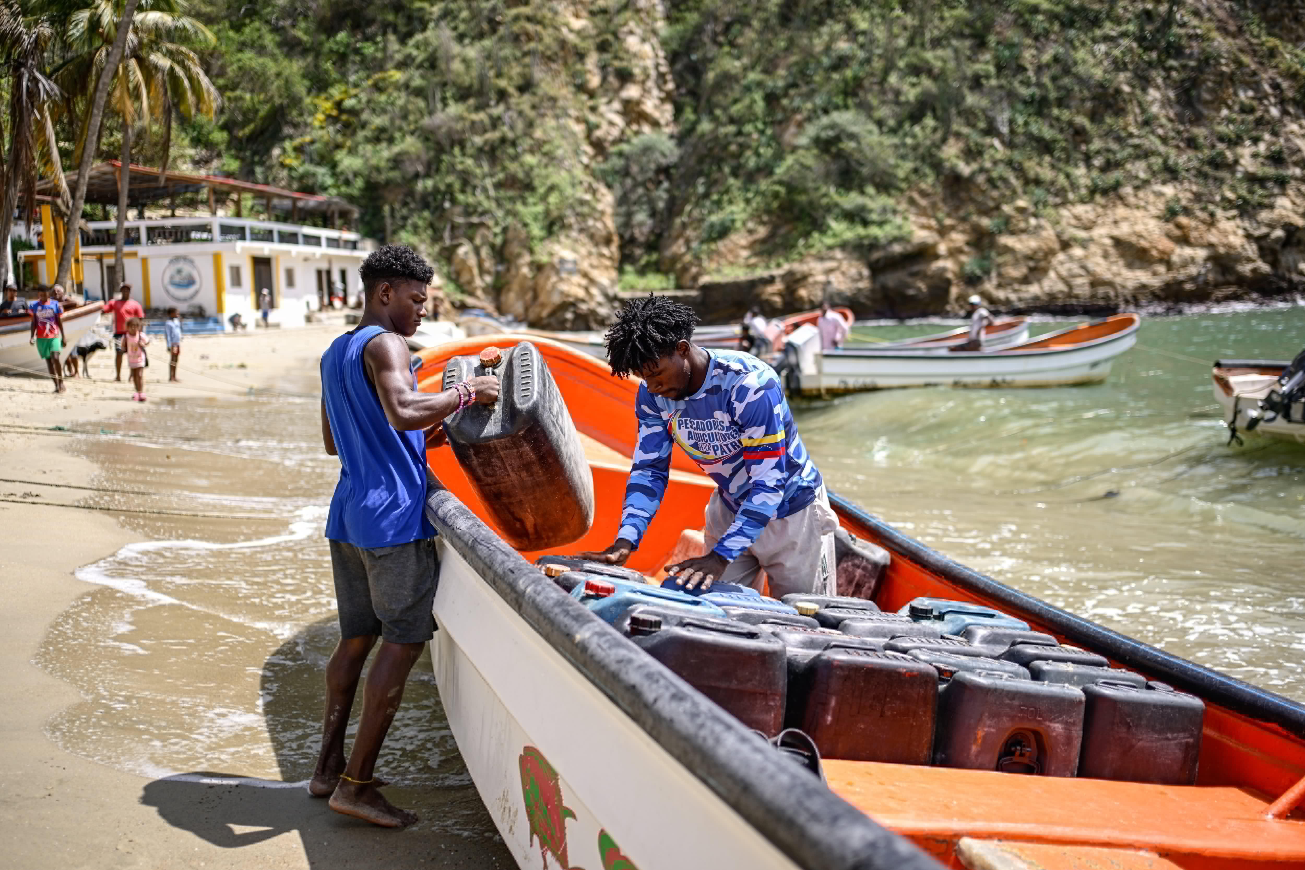 El terremoto más allá de La Guaira: pueblos costeros venezolanos se aferran al mar