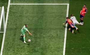 España – Bélgica en directo | El partido acaba con empate en el descanso tras el gol de Fabián y el empate de De Ketelaere
