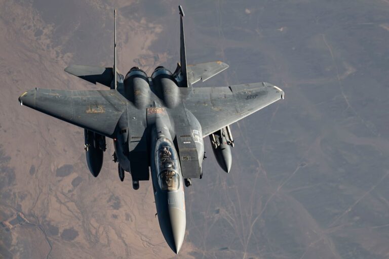 Estados Unidos redobla ataques contra Irán tras la muerte de tres militares