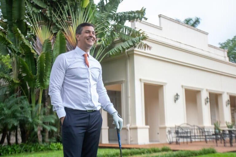 Gobierno de Santiago Peña rechaza ley que recortaba bonificaciones a autoridades