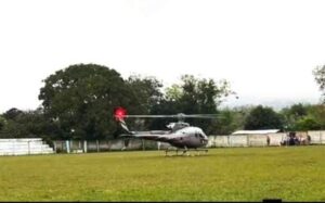 Helicóptero de Omar Alderete sorprende a comunidad en Quiindy durante su aterrizaje