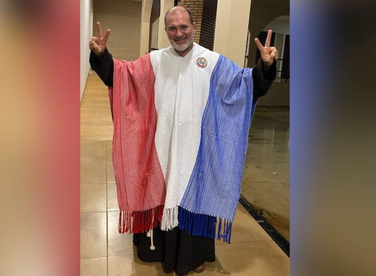 «Paraguay se apoderó de mi corazón»: la historia del sacerdote brasileño que se hizo famoso con un poncho albirrojo.